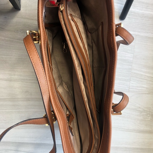 Authentic MIchael Kors Jet Set Travel Medium tote - Picture 7 of 15